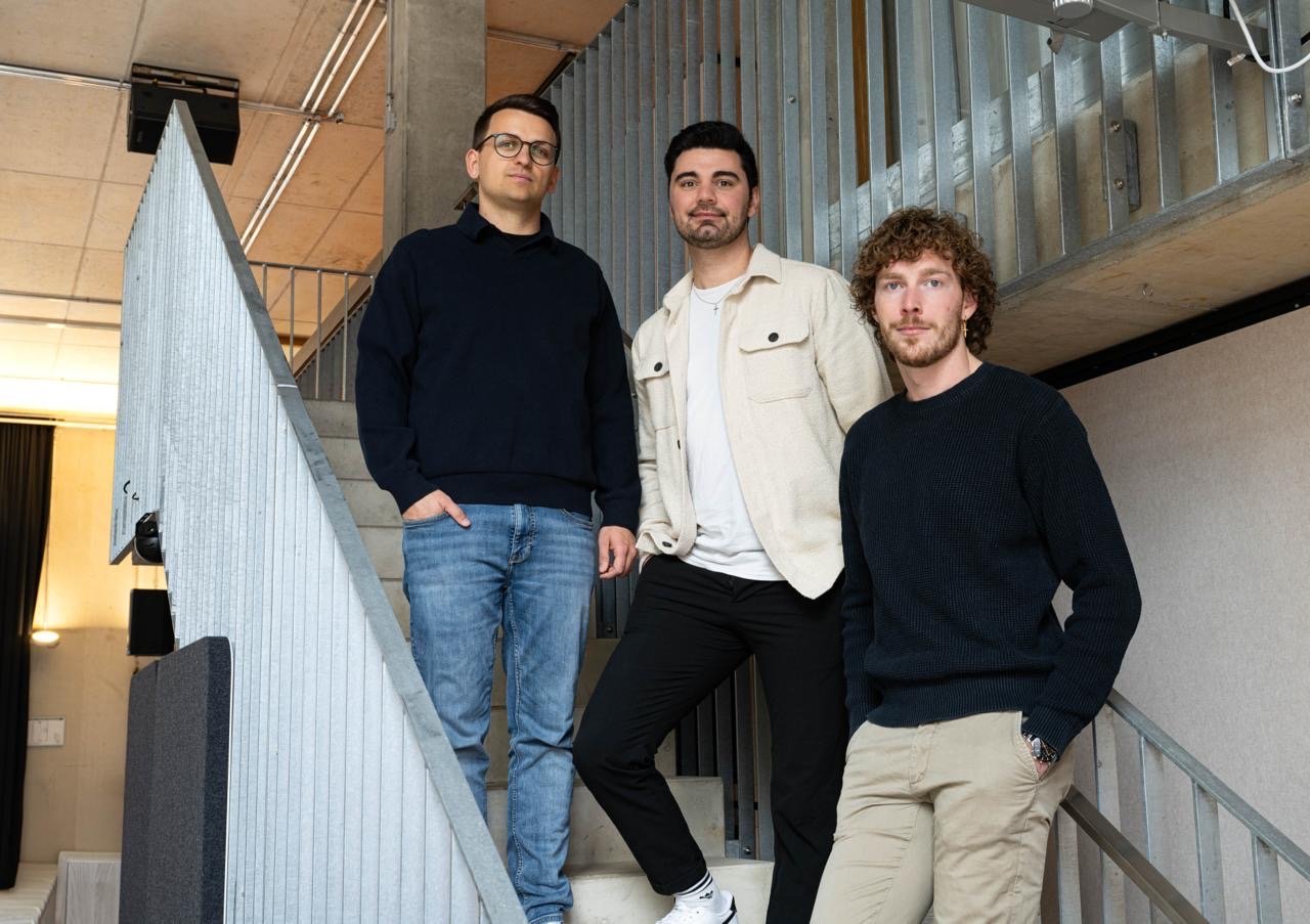 Drei Männer stehen auf einer Treppe