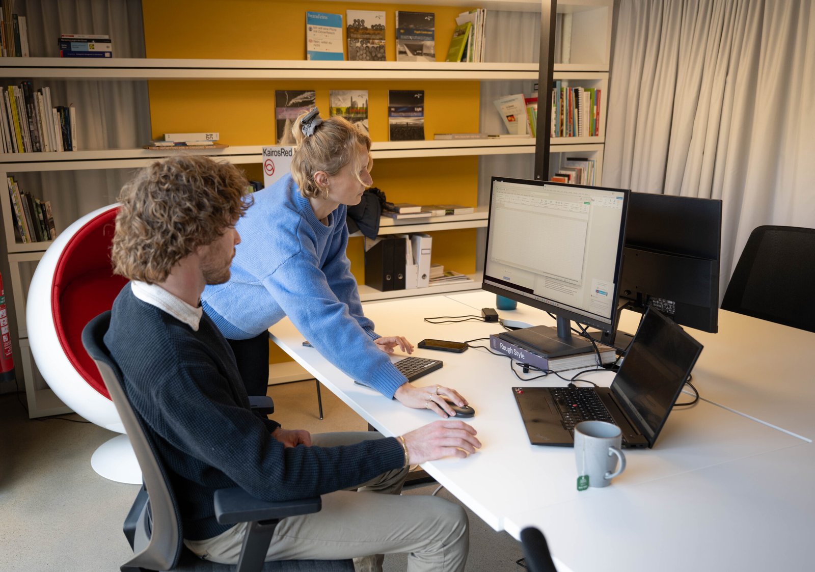 Eine Frau und ein Mann arbeiten zusammen am Computer