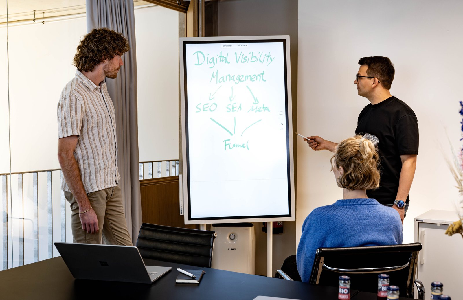 Drei Personen in einem Vortrag zu Digital Visibility Marketing