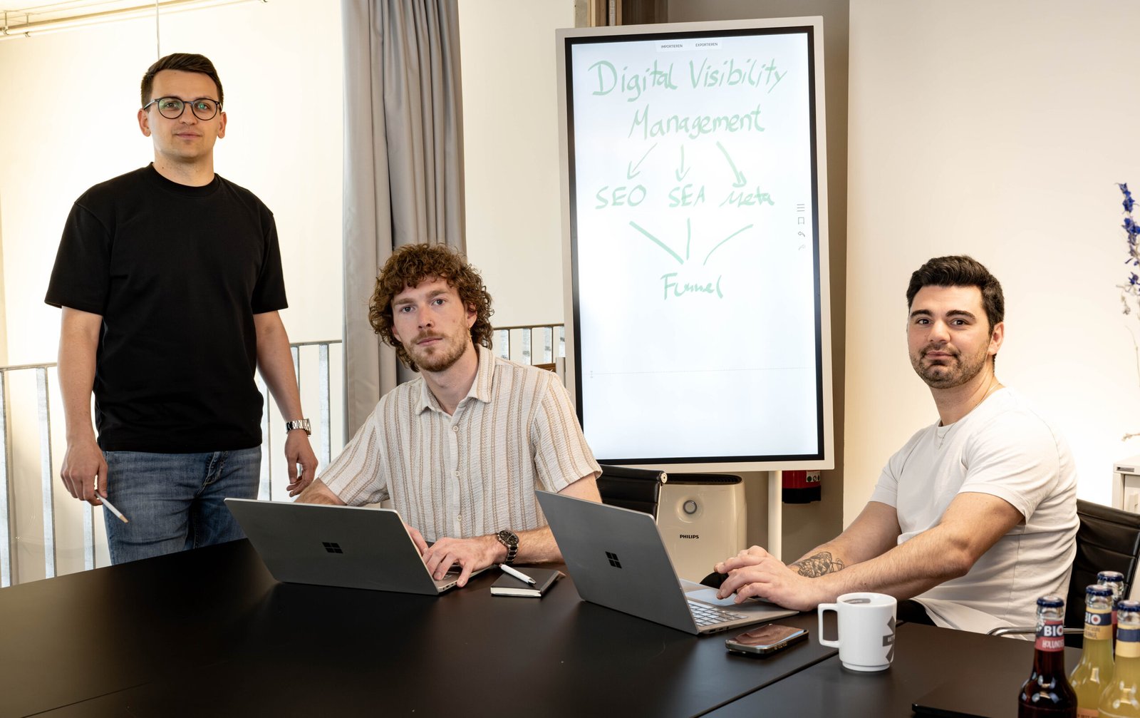 Drei Männer in einem Meeting über Digital Visibility Marketing